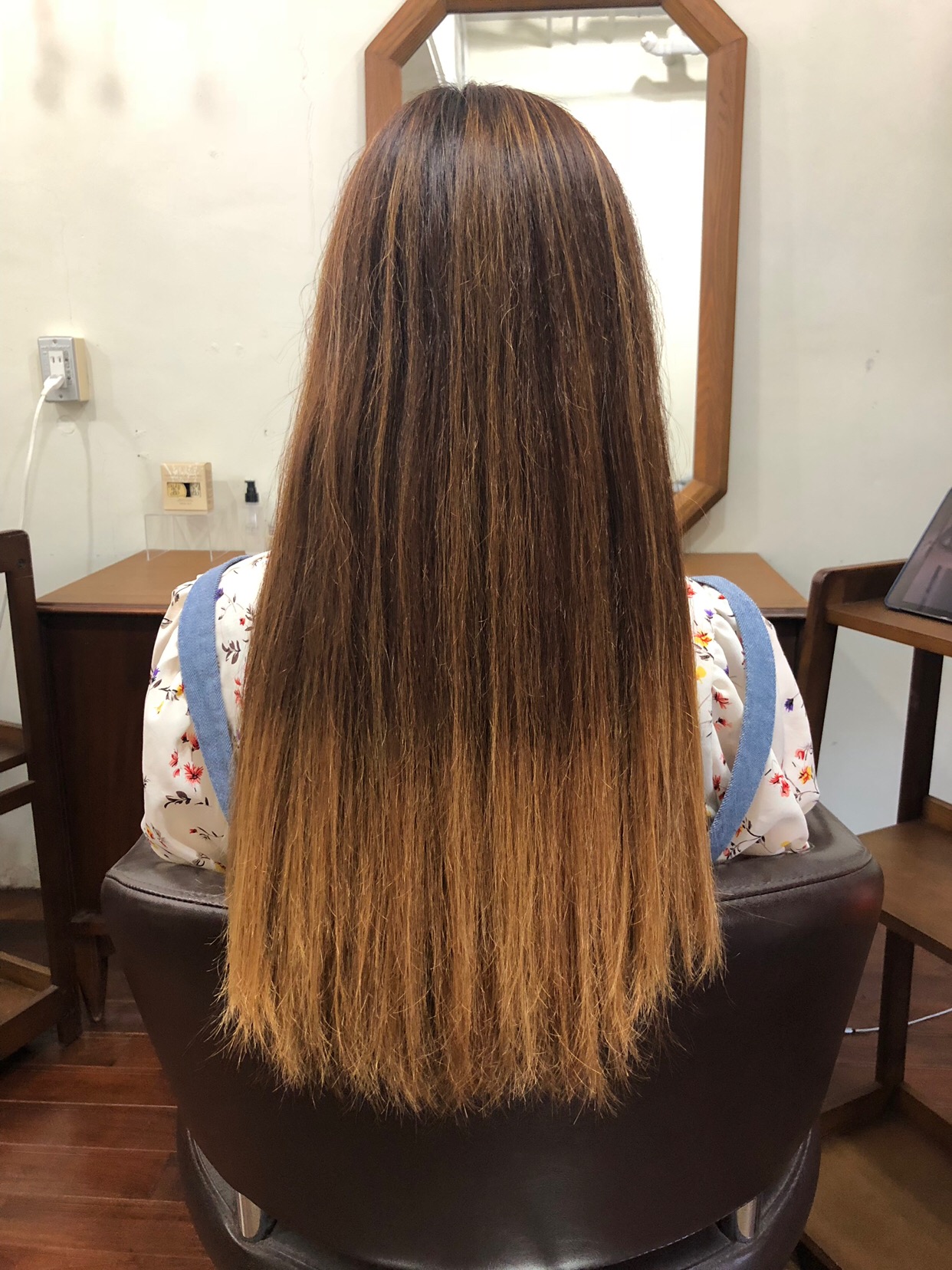 ロングからミディアムへ 赤味の強い髪質も明るいアッシュベージュに 沖縄 那覇 スロウカラー
